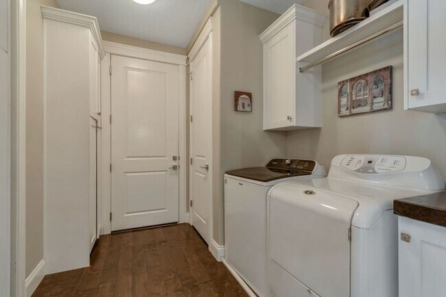 Building Photo - Upmarket Townhouse in Sought After Holladay City