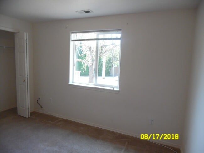 Building Photo - 565 NW Meadows Dr