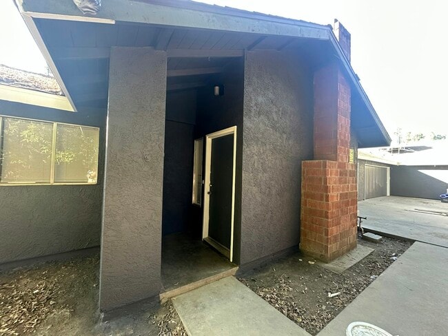 Building Photo - 1711 E Paradise Ave