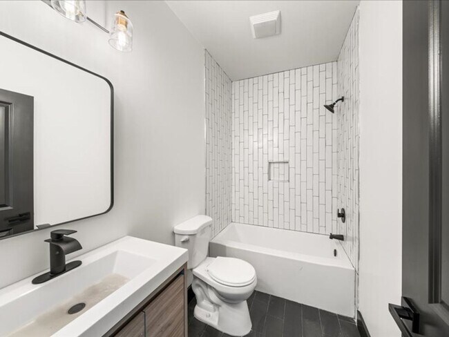 Building Photo - Knoxville 37914 - 3 bedroom, 3 bath stunni...