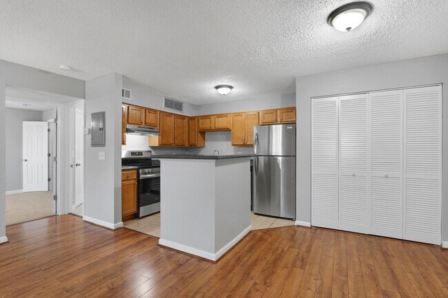 Building Photo - 1/1 Condo in Gated Lakefront Community ~ Laminate Flooring and Brand-New SS Appliances!!