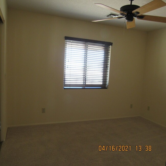 Building Photo - 3 bedroom 2 bath 2 car garage side RV parking