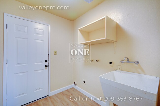 Building Photo - 2232 Ridgeway Dr