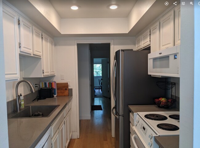 Building Photo - 938 Clark Ave