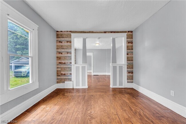 Building Photo - 1174 La Croix Ave