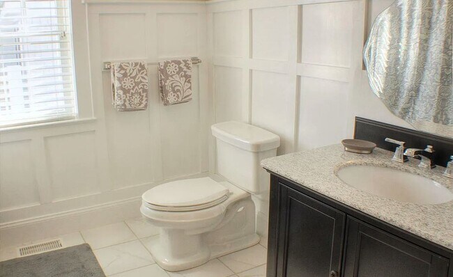 Building Photo - 111 N Evergreen Ave