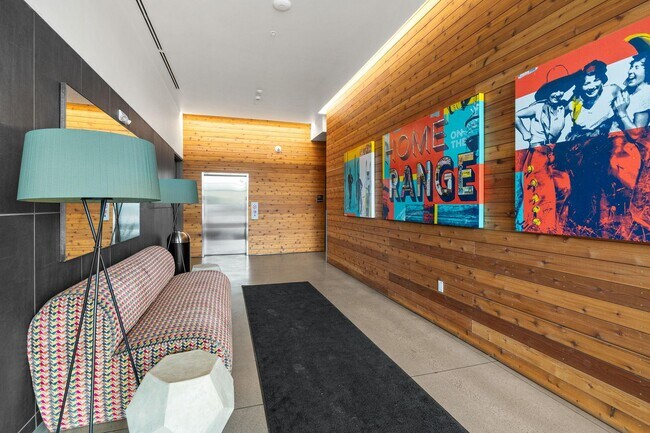 Building Photo - 221 E Oak St