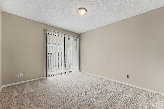 Building Photo - 2 bedroom 2 bathroom Top-Floor Condo with Balcony, Storage & Parking