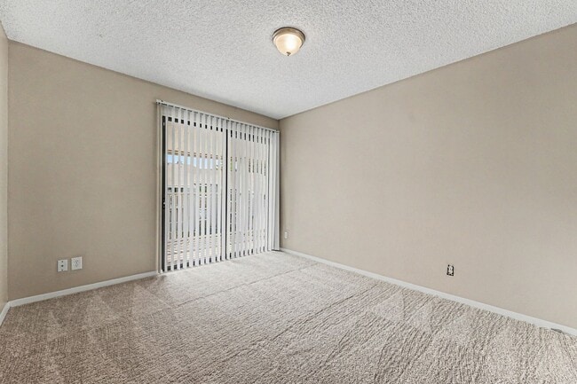 Building Photo - 902 S Walden St