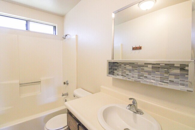 Building Photo - Updated, 2 bedroom, 1 bath apartment tucke...