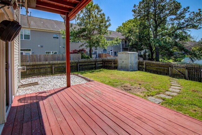 Building Photo - 4 Bedroom, 3 Bath, End Unit Townhome in Ce...