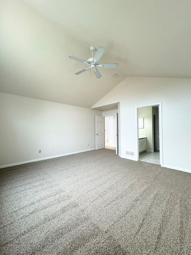 Building Photo - Stunning 4 Bedroom, 3.5 Bath with 3 car attached garage Home in Paragon Estates in Fort Collins, CO