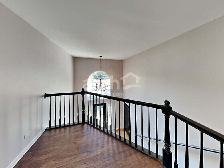 Building Photo - 411 Dover Ct N