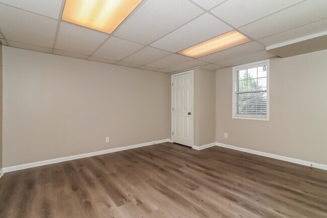 Building Photo - 12 Southview Dr