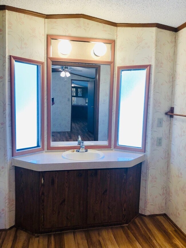 Building Photo - MOVE-IN READY! NO HUD OR SECTION 8