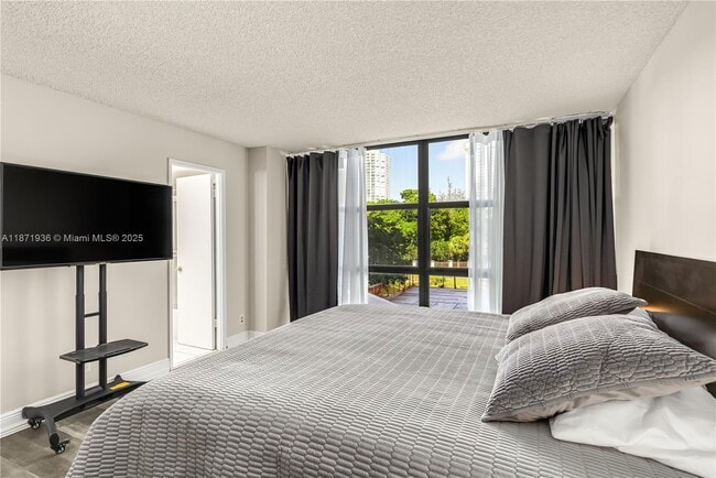 Building Photo - 18181 NE 31st Ct