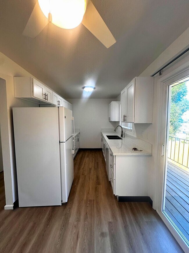 Building Photo - MOVE IN SPECIAL: $300 OFF - Remodeled 2 Be...