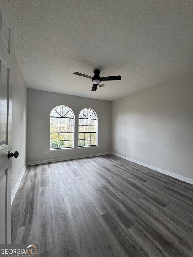 Building Photo - 3821 River Rd