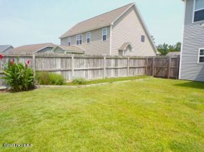 Building Photo - 4 Bedroom 2.5 Bathroom home located in Carolina Subdivision