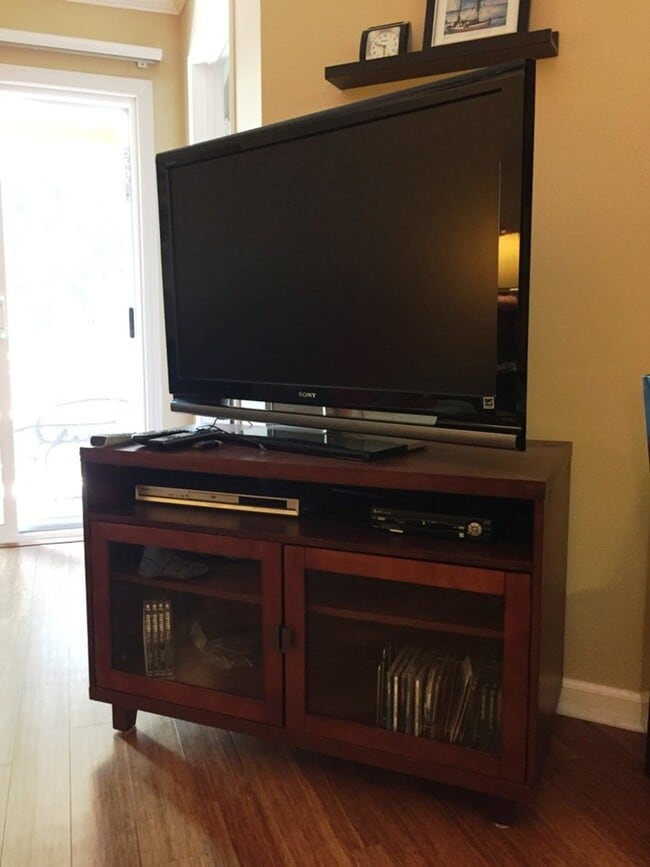 Building Photo - Fully furnished 1 bedroom condo and office...