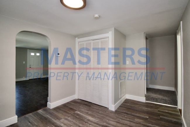 Building Photo - Three bedroom with 1 and a half bath tradi...