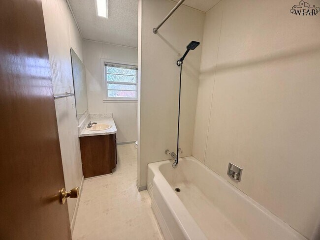 Building Photo - 105 S Mulberry St