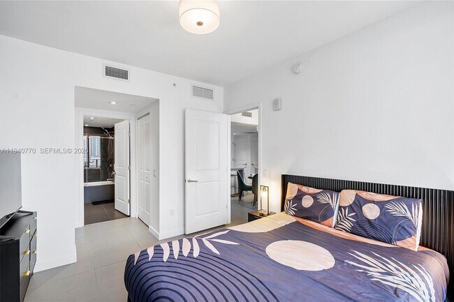 Building Photo - 1600 NE 1st Ave