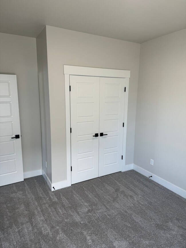 Building Photo - BEAUTIFUL 3 Bed 2 Bath Twin home in Sugar city!