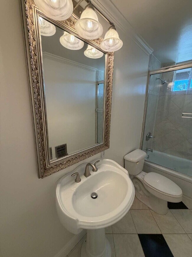 Building Photo - "Charming 2-Bedroom Retreat with Granite Accents & Gleaming Hardwood Floors in Lafayette!"