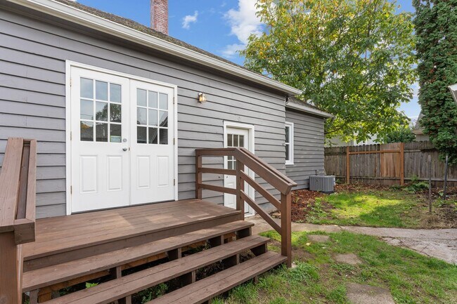 Building Photo - Spacious 6 Bed 2 Bath Home- N Portland Charmer!