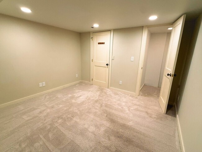 Building Photo - STEPS to Green Lake! 3BR Tudor Home w/ Lan...