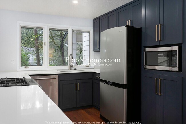 Building Photo - Updated Three Bedroom Gem in Lake Oswego!