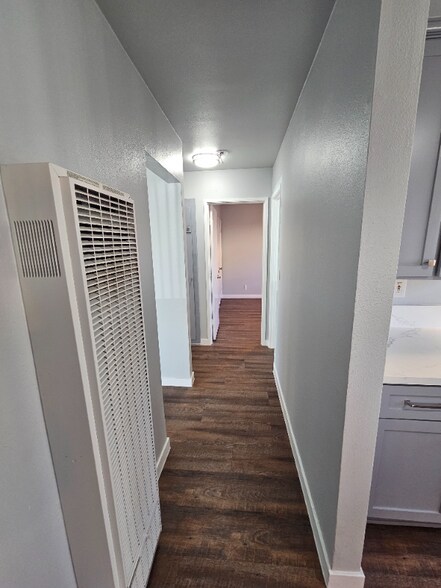 Building Photo - 1533 W 84th St