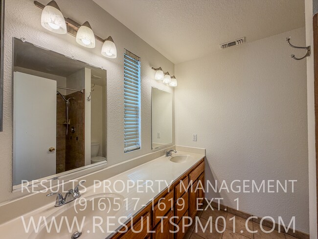 Building Photo - Great Elk Grove 2 Bedroom plus Loft Home