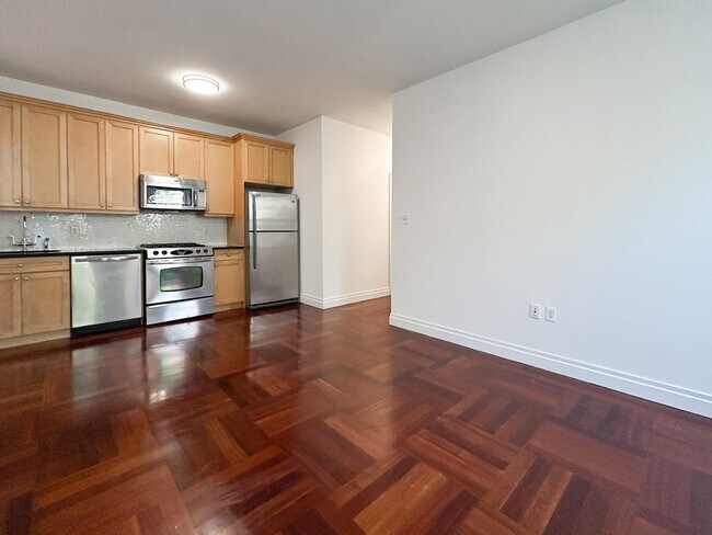 Building Photo - 607 W 137th St