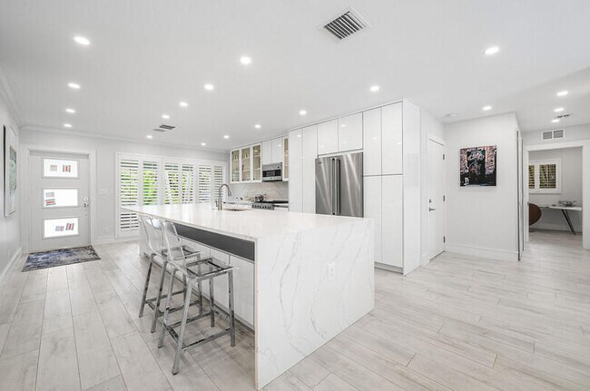 Building Photo - 1733 Coral Gardens Dr