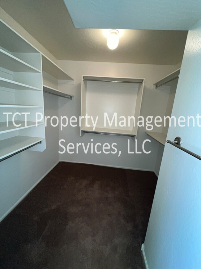 Building Photo - Large Home in Pecan Creek South