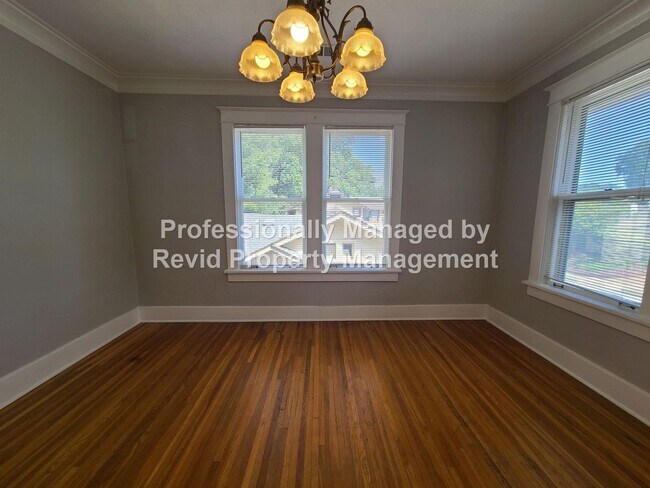 Building Photo - Large upstairs apartment in Midtown!