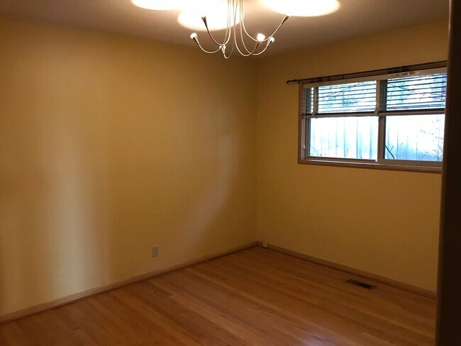 Building Photo - 703 SE 70th Ave