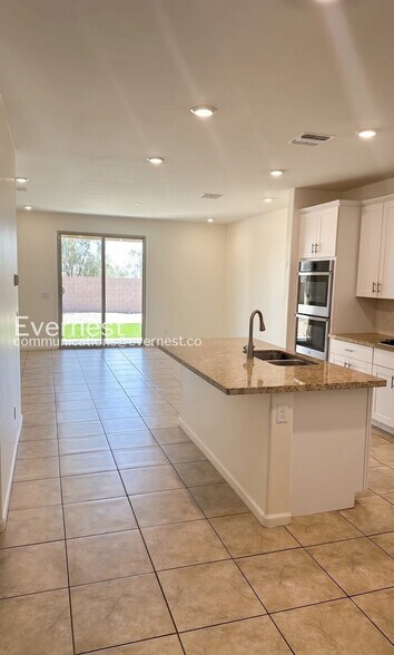 Building Photo - 3041 W Cres View Ln