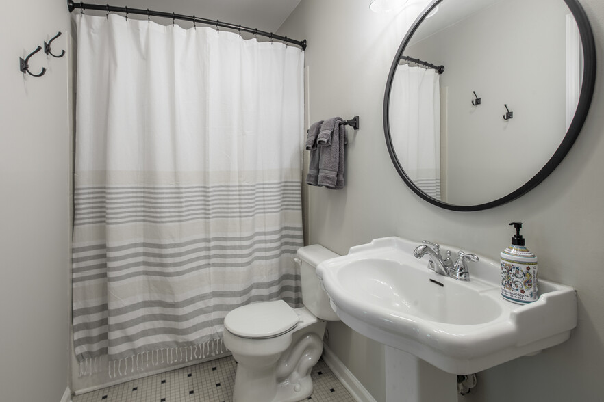 Walk-in shower (shampoo, conditioner, body wash and lotion provided) - 2518 Cranbrook Lane