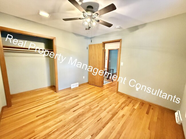 Building Photo - 4 bed | 2.5 bath Home In Shawnee Mission S...