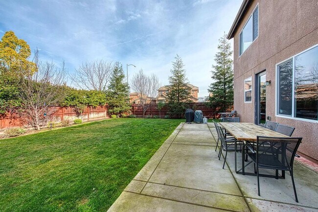 Building Photo - 2450 E Oakmont Ave