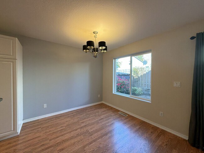 Building Photo - 5042 NE Schoeler Cir