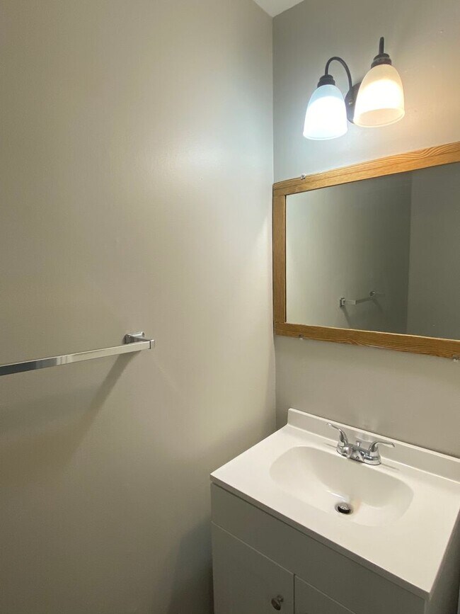 Building Photo - Move In Ready!!