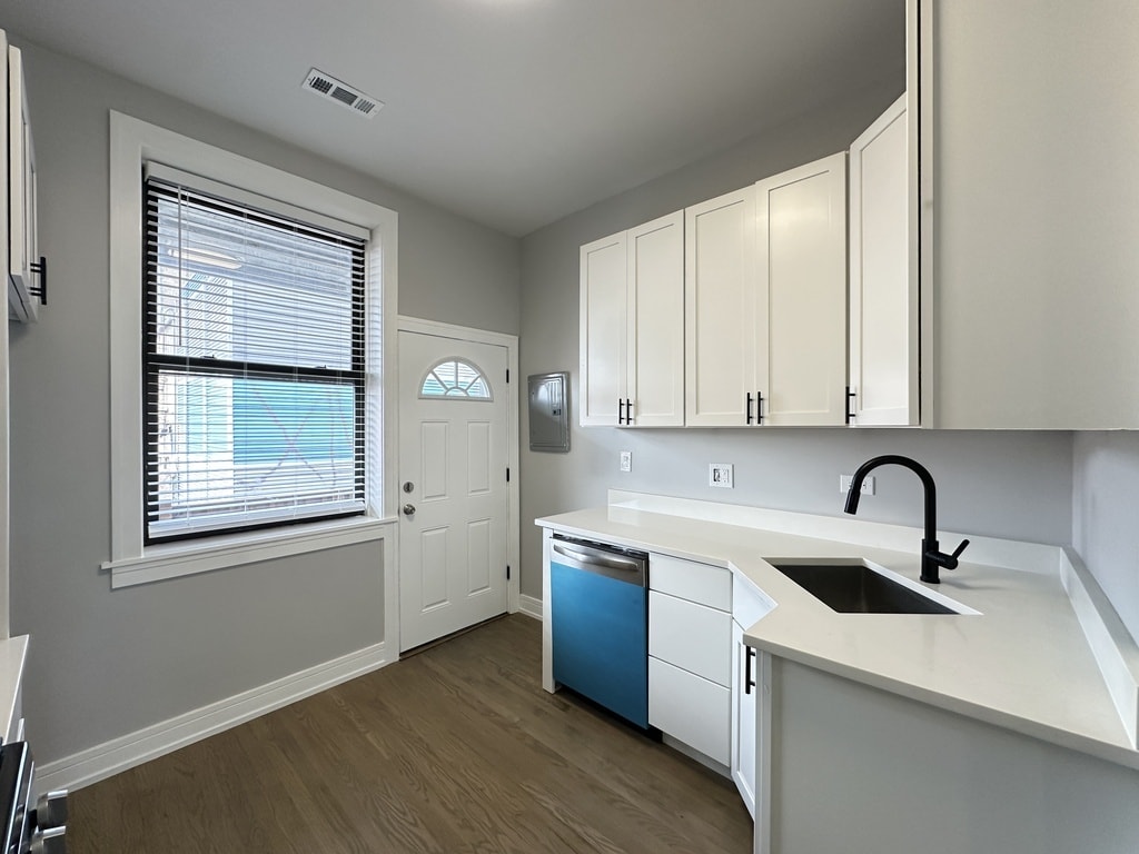 Building Photo - 3834 N Wilton Ave