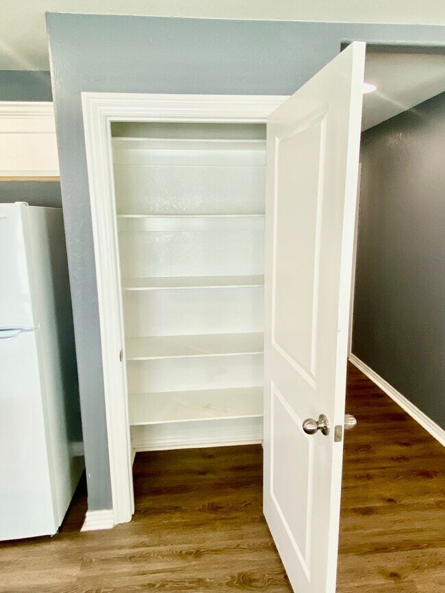 Building Photo - Lovely 3 Bedroom Home Ready NOW! Pets Welc...