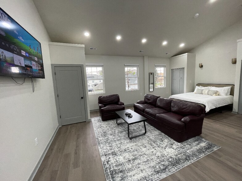 Building Photo - 2253 N Kenwood Ave