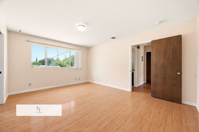 Building Photo - 5934 1/2 Alessandro Ave