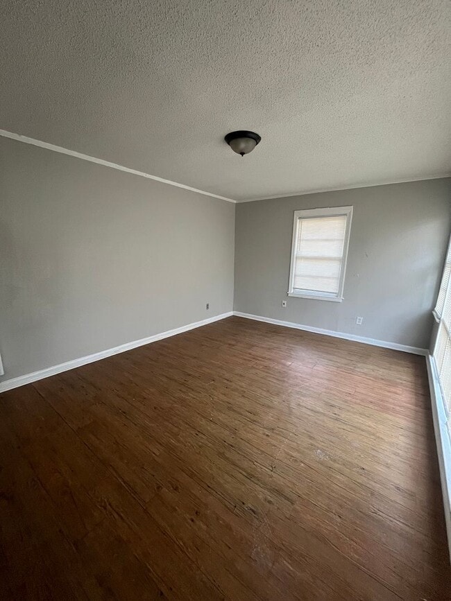 Building Photo - Renovated house in quite Neighborhood